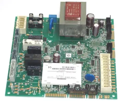 Platine von Daikin mit verschiedenen elektronischen Bauteilen, Relais und Anschlussmöglichkeiten, verwendet in Heizsystemen der Marke Daikin.